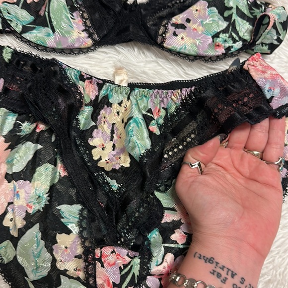 2 VTG Victoria’s Secret 34B sets - Picture 5 of 8